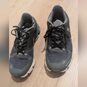 On Running Women's Gray Athletic Shoes (7.5)